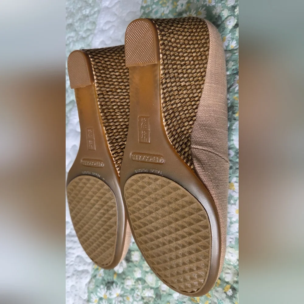 AEROSOLES Women's Tan Wedge Heels - Picture 4 of 7